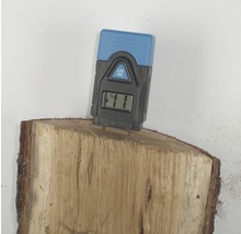 Holzfeuchtemessgerät misst die Feuchtigkeit eines Holzscheits