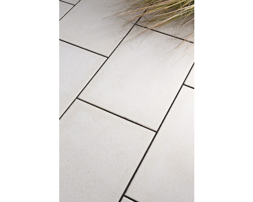Verlegung von Betonplatten mit Ziergras