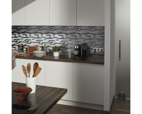 Küchenszene mit Mosaikfliesen, Arbeitsplatte und Küchenutensilien