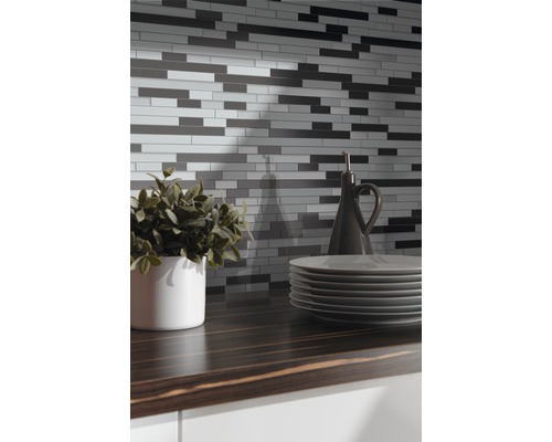 Mosaikfliesenwand über einer Küchentheke mit Geschirr und Dekoration