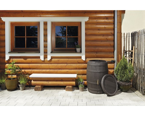 Außenbereich mit Holzwand, Fenstern, Bank und Regentonne