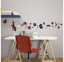 Dekoratives Spider-Man Wandtattoo im Kinderzimmer über einem Schreibtisch