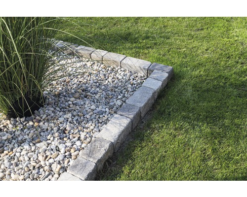 Gartenlandschaft mit Rasen, Beetbegrenzung aus Stein und Zierkies