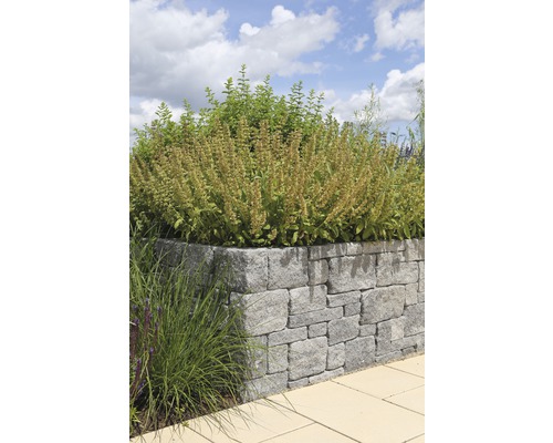 Gartenmauer aus Natursteinen mit Bepflanzung