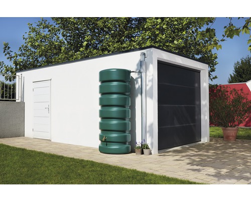 Außenaufnahme eines Regenwassertanks neben einer Garage