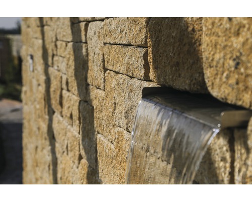 Gartenbrunnen mit Natursteinmauer und Wasserspiel