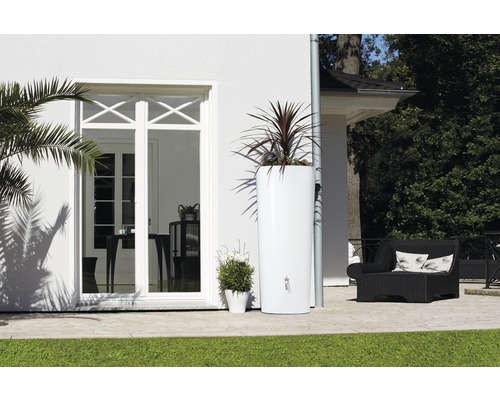 Außenaufnahme mit Wassertank, Bepflanzung und Sitzgelegenheit