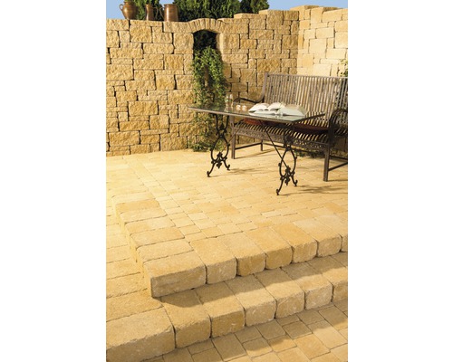 Terrasse mit Steinmauer, Sitzbank und Tisch
