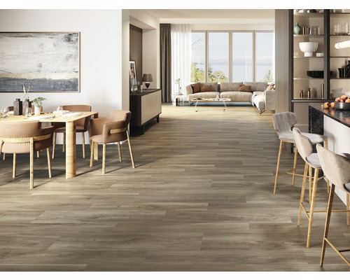 Helles Wohnzimmer mit Essbereich, Küchenbar und Wohnbereich mit Vinylboden in Holzoptik.