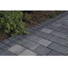 Pflastersteine im Gartenweg mit rechteckiger Form und quadratischer Randbegrenzung