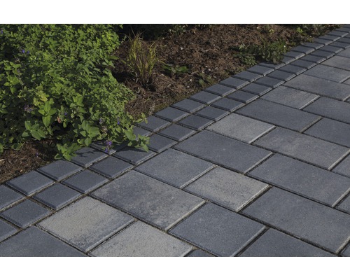 Pflastersteine im Gartenweg mit rechteckiger Form und quadratischer Randbegrenzung