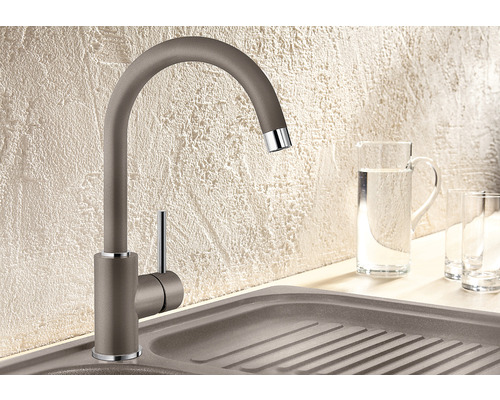 Küchenarmatur mit Spüle und Wasserkanne