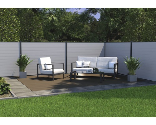Gartenszene mit Sichtschutzzaun, Sitzgruppe und Pflanzen