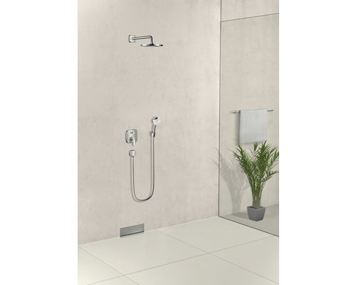 Duschset mit Kopfbrause, Handbrause und Duschablauf in einem Badezimmer