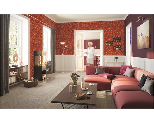 Wohnzimmer mit Sofa, Couchtisch, Kaminofen und gemusterter Tapete