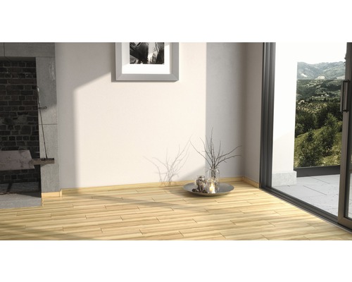 Innenraum mit Holzfußboden, Kamin und Ausblick ins Grüne