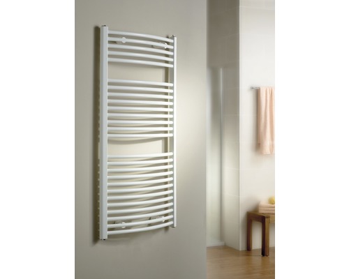 Designheizkörper Schulte München rund 1215x500 mm alpinweiß Badezimmer mit einem weißen Handtuchwärmer an der Wand