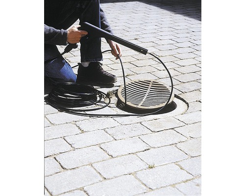 Abflussrohrreiniger im Einsatz auf Pflastersteinen