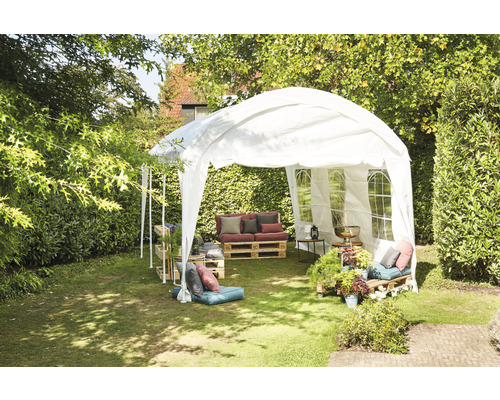 Garten mit Pavillon, Palettenmöbeln und Bepflanzung