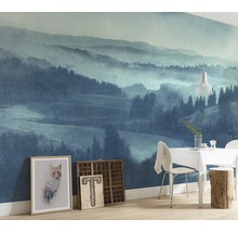 Wohnraum mit Fototapete einer Berglandschaft, Esstisch und Dekoration