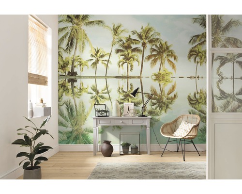 Wohnraum mit Fototapete mit Palmenmotiv, Schreibtisch und Stuhl