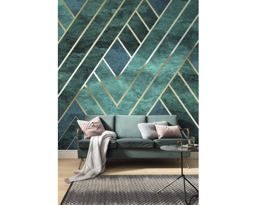 Wohnzimmer mit geometrischer Tapete in Türkis und Gold