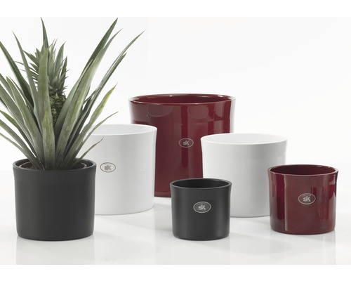 Verschiedenfarbige Übertöpfe aus Keramik in unterschiedlichen Größen