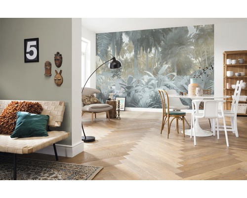 Wohnzimmer mit Dschungeltapete, Bank, Stühlen und Holzboden