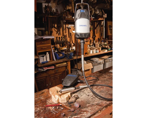 Dremel Oberfräse mit Fußpedal und Zubehör auf einer Werkbank