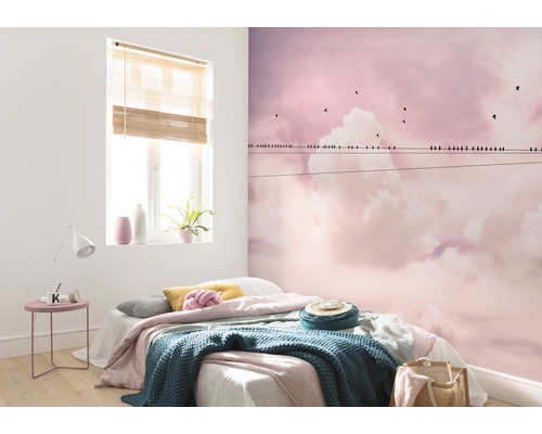 Schlafzimmer mit Fototapete mit Wolken- und Vogeldessin