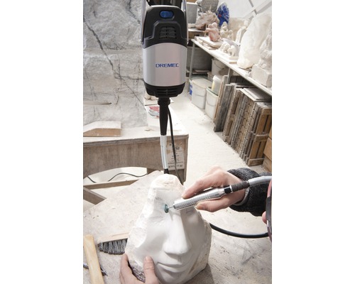 Dremel Multifunktionswerkzeug beim Bearbeiten einer Skulptur