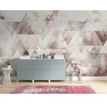 Wohnzimmer mit Kommode, Stuhl, Teppich und Fototapete mit geometrischem Dreiecksmuster