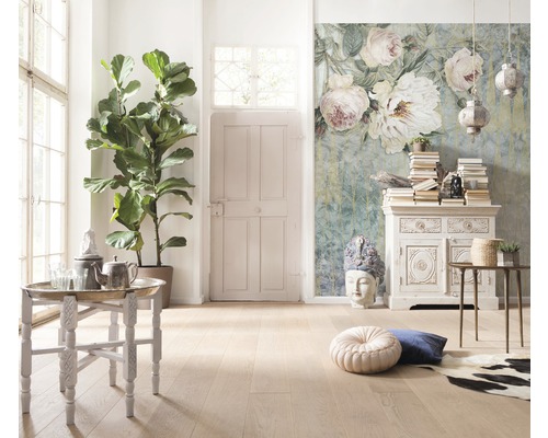 Heller Raum mit Zimmerpflanze, Kommode, Tisch und floraler Fototapete