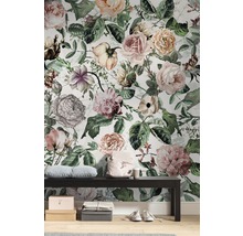 Dekorative Wand mit floralem Rosenmuster hinter einer Bank