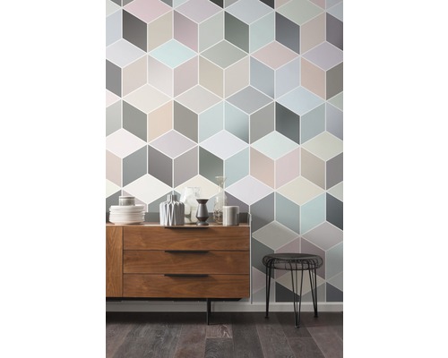 Wohnzimmer mit Kommode, Stuhl und geometrischer Würfel Tapete