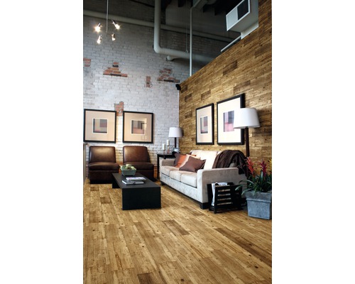 Wohnzimmer mit Holzboden, Sofa und Sesseln