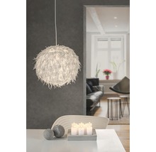 Wohnzimmer mit Federleuchte, Tischdekoration und Blick in ein weiteres Zimmer