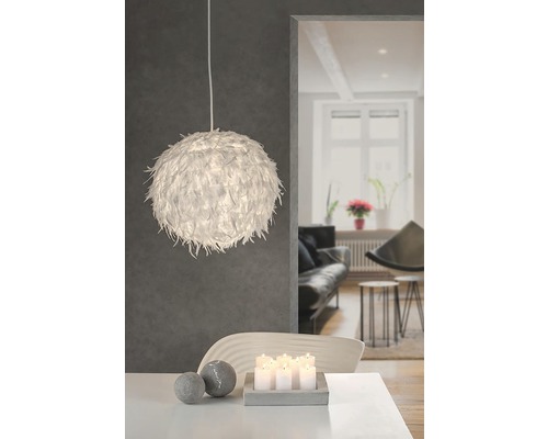Wohnzimmer mit Federleuchte, Tischdekoration und Blick in ein weiteres Zimmer