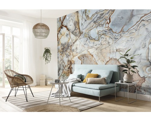 Modernes Wohnzimmer mit Sofa, Sessel und Wandbild in Marmoroptik
