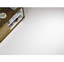 Heller Raum mit weißen Bodenfliesen und einem Holzunterschrank