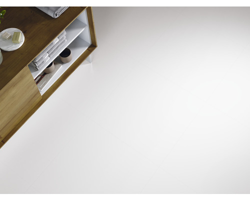 Heller Raum mit weißen Bodenfliesen und einem Holzunterschrank