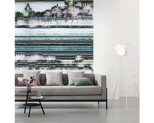 Wohnzimmer mit modernem Sofa, Stehlampe und Fototapete mit Palmenmotiv