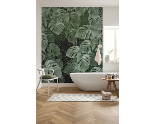 Modernes Badezimmer mit Pflanzenmotivtapete, Badewanne und Holzboden