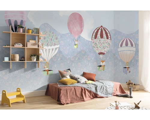 Kinderzimmer mit Wandtapete mit Heißluftballons, Holzregal und niedrigem Bett