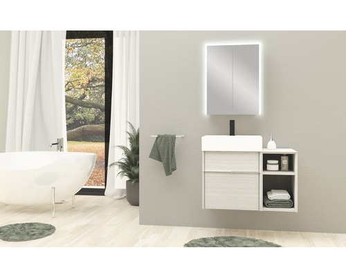 Badezimmer mit Badewanne, Waschtisch und Spiegelschrank mit Beleuchtung