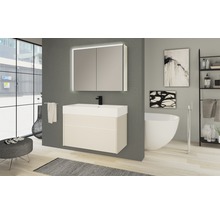Modernes Badezimmer mit Waschtisch, Spiegelschrank mit Beleuchtung und freistehender Badewanne.