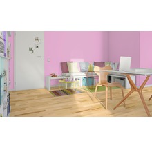 Helles Zimmer mit rosa Wandfarbe, Schreibtisch und Sitzgelegenheit.