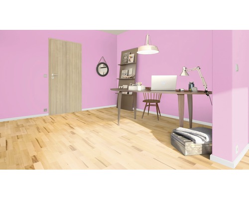 Arbeitszimmer mit Schreibtisch, Stuhl, Regal und Holzboden