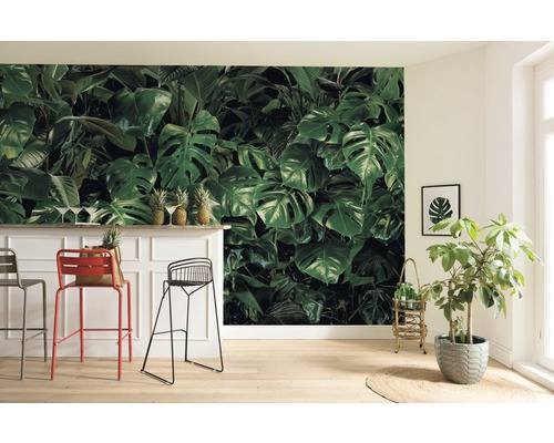 Raum mit Barhockern und einer Fototapete mit Pflanzenmuster