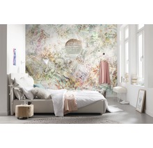 Helles Schlafzimmer mit gemusterter Fototapete, Bett und Nachttisch
